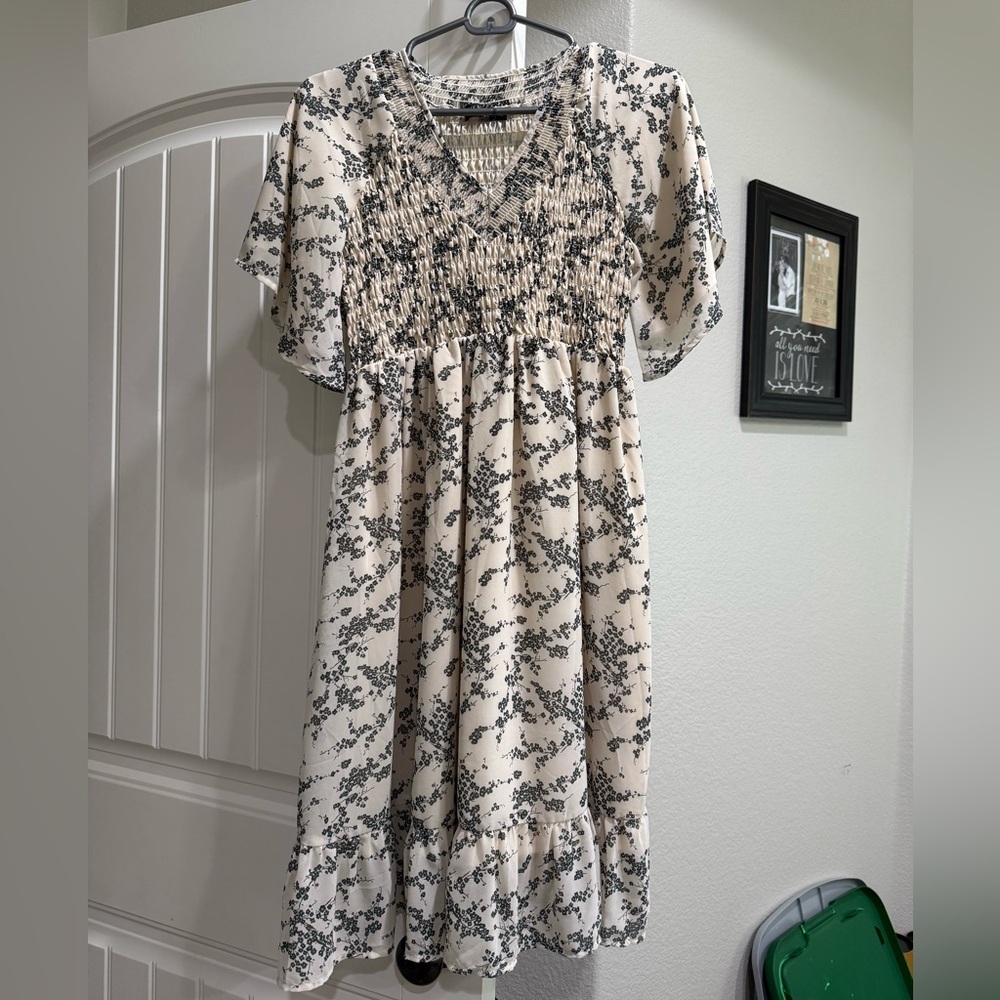 Mikarose Sz Small Textured Cream and Black Dress